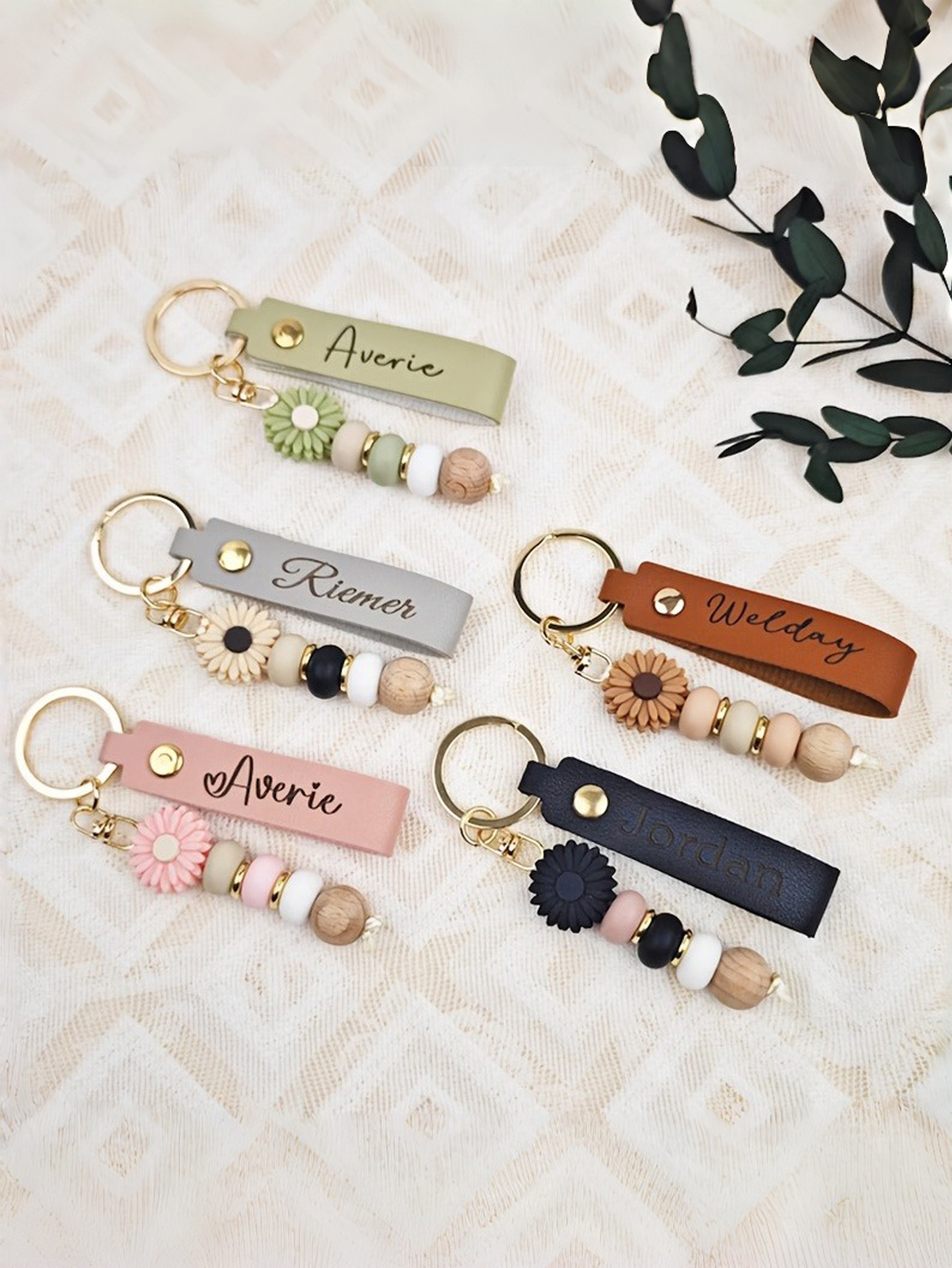 Customizable Daisy Beaded Keychain, an Elegant Gift for Women